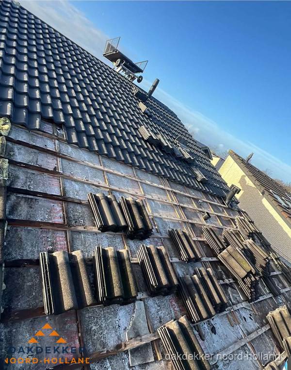 Schuin dak renovatie met nieuwe dakpannen in Noord-Holland Schuin dak renovatie met nieuwe dakpannen in Noord-Holland