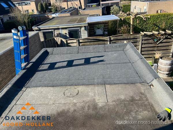 Dakdekker bij bitumen plat dak renovatie in Noord-Holland