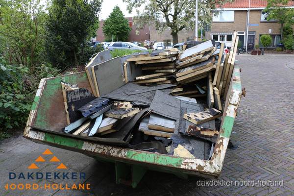 Puincontainer met oud dakmateriaal na dakrenovatie in Noord-Holland Puincontainer met oud dakmateriaal na dakrenovatie in Noord-Holland