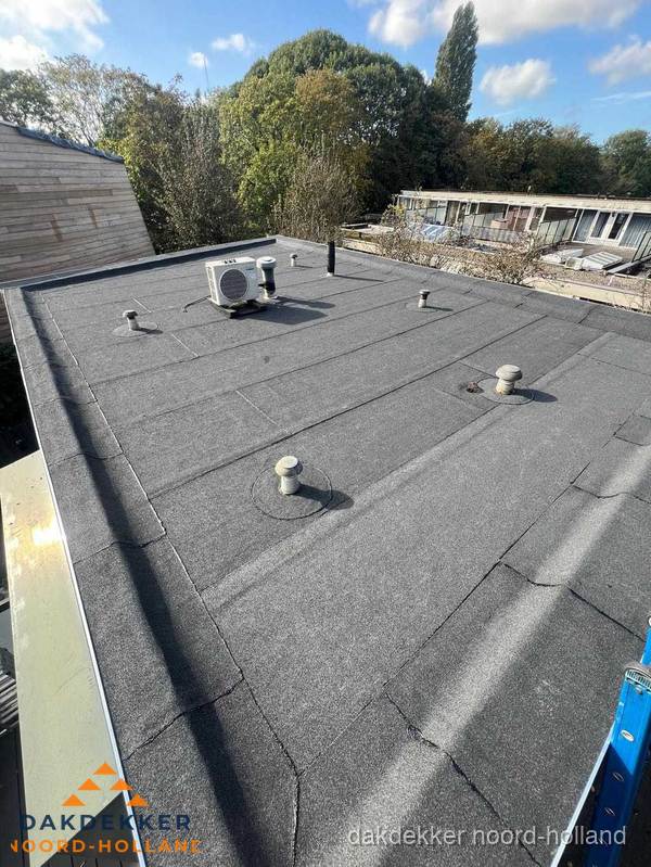 Kosten dakdekker: afgewerkt plat bedrijfsdak met bitumen in Noord-Holland