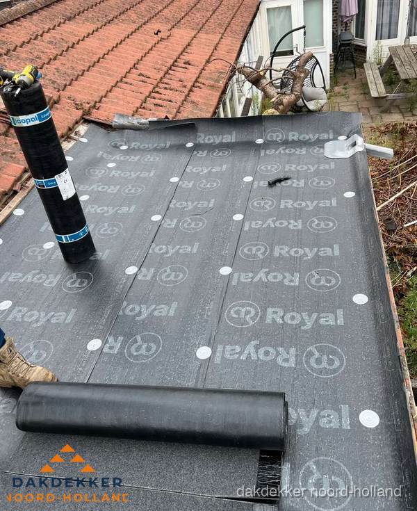 Bitumen dakbedekking leggen op plat dak aanbouw in Noord-Holland
