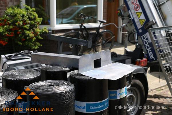 Dakbedekkingsmateriaal en dakgoot onderdelen in Noord-Holland