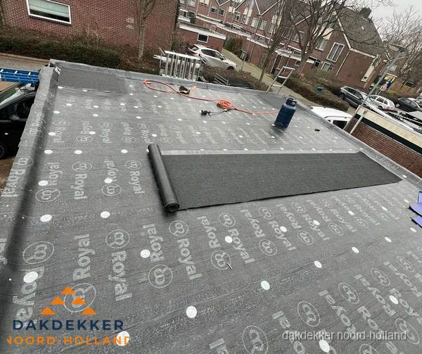 Dakrenovatie plat dak met bitumen dakbedekking in Noord-Holland