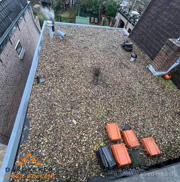 Plat dak met grindballast en dakdoorvoeren in Noord-Holland