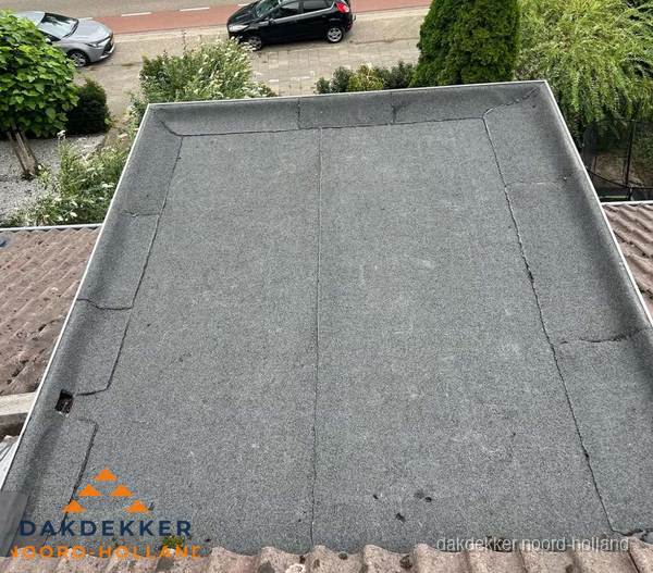 Nieuw aangebrachte bitumen dakbedekking op plat dak in Noord-Holland