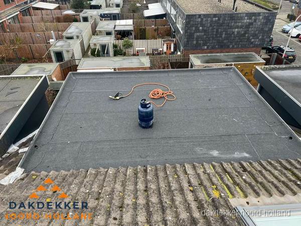 Dakreparatie plat dak met bitumen in Noord-Holland