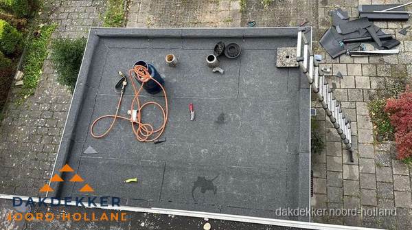Plat dak met nieuwe bitumen bedekking in Noord-Holland