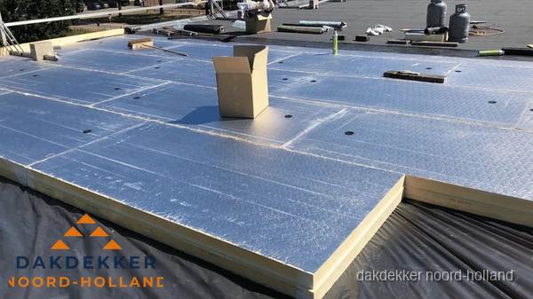 PIR isolatieplaten worden gelegd op plat dak voor dakisolatie in Noord-Holland PIR isolatieplaten worden gelegd op plat dak voor dakisolatie in Noord-Holland