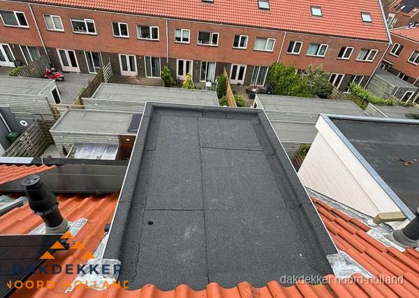 Plat dak met bitumen bedekking naast dakkapel in Noord-Holland Plat dak met bitumen bedekking naast dakkapel in Noord-Holland