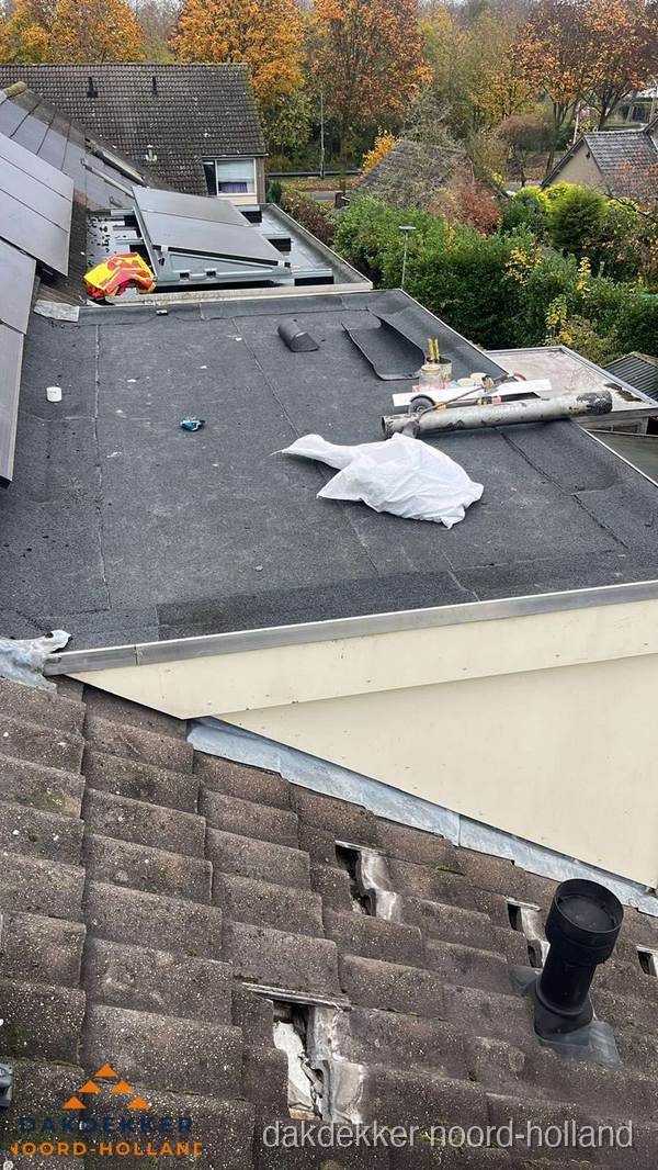 Beschadigde dakbedekking op plat dak voor reparatie in Noord-Holland