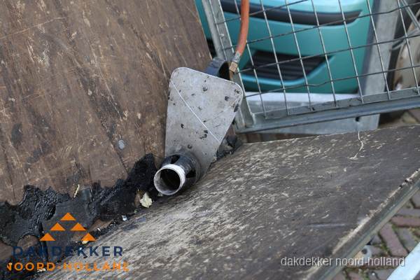 Dakdekkers gasbrander voor bitumen werkzaamheden in Noord-Holland