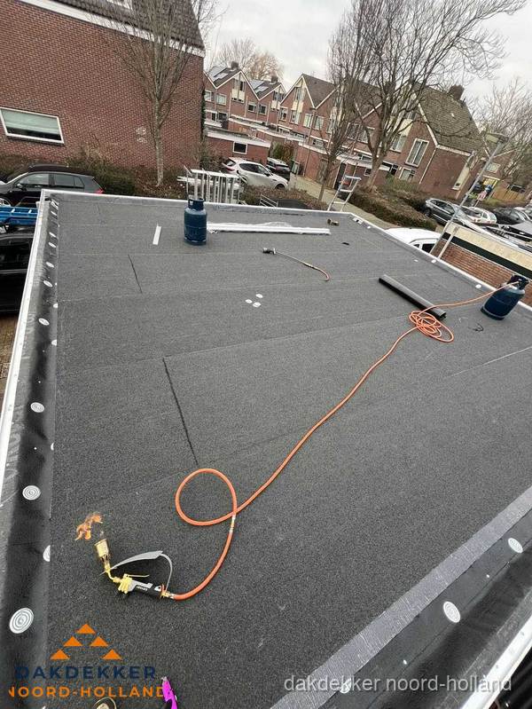 Afgewerkte dakrenovatie met bitumen op plat dak in Noord-Holland