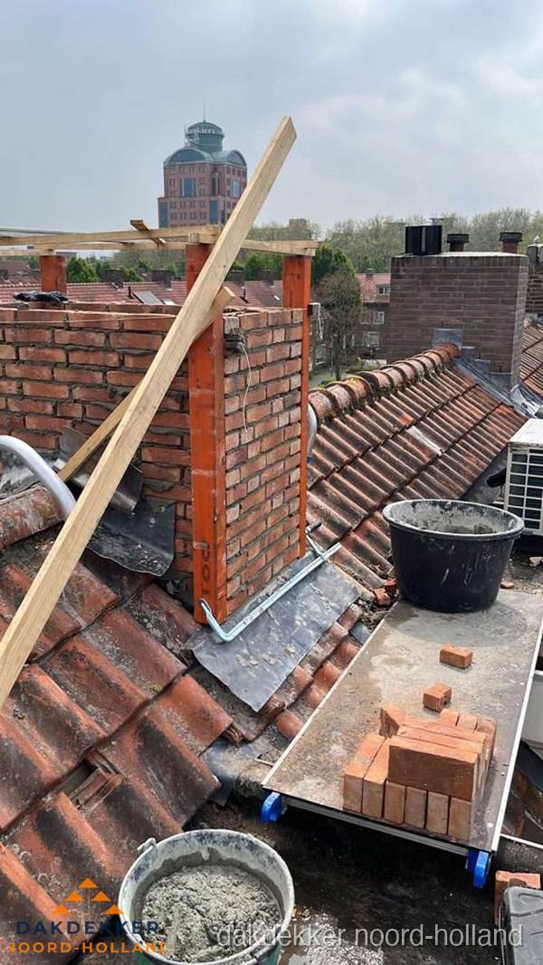 Schoorsteen renovatie met metselwerk op schuin dak in Noord-Holland Schoorsteen renovatie met metselwerk op schuin dak in Noord-Holland