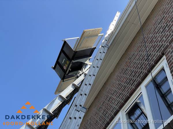 Dakgoot vervangen met dakdekkerslift in Noord-Holland Dakgoot vervangen met dakdekkerslift in Noord-Holland