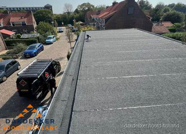 Nieuw bitumen plat dak met uitzicht over woonwijk in Noord-Holland