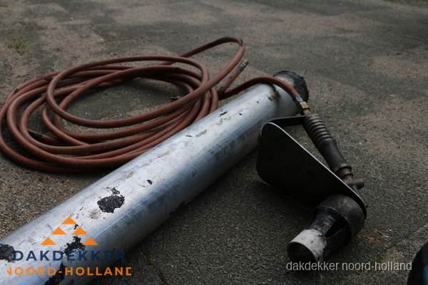 Dakdekker gasbrander en gereedschap voor spoedklus in Noord-Holland