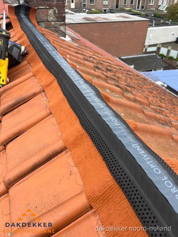 Nokventilatie installeren op hellend pannendak in Noord-Holland