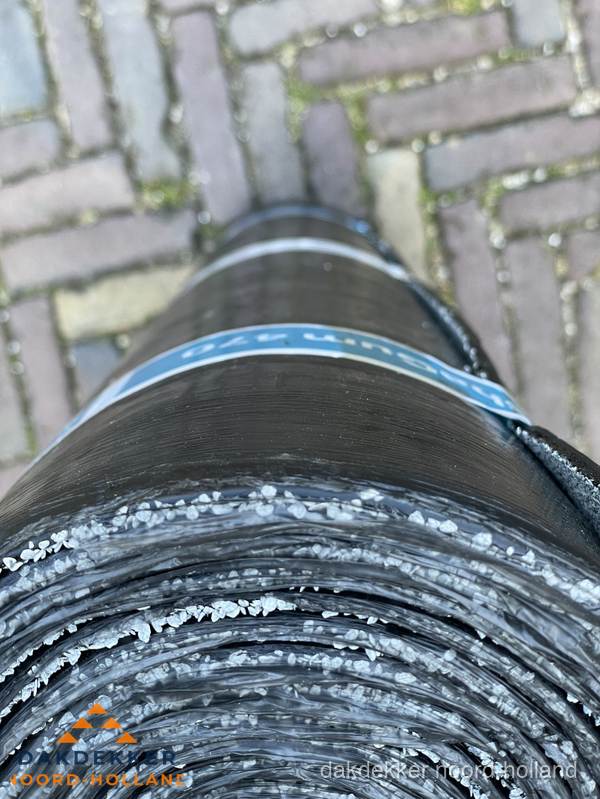 Rol bitumen dakleer met leislag voor plat dak in Noord-Holland Rol bitumen dakleer met leislag voor plat dak in Noord-Holland