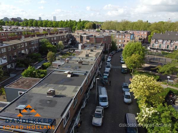 Luchtfoto dakinspectie woonwijk in Noord-Holland