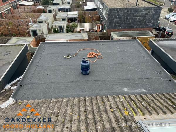 Plat dak met bitumen dakbedekking en brander in Noord-Holland Plat dak met bitumen dakbedekking en brander in Noord-Holland