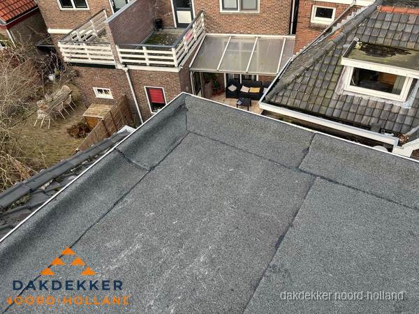 Overzicht plat dak met dakgoot in woonwijk Noord-Holland