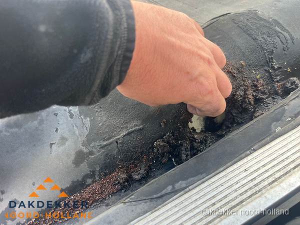 Schade aan bitumen dakbedekking op plat dak in Noord-Holland