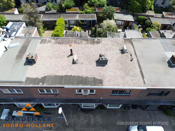 Plat dak met grindballast en dakdoorvoeren in Noord-Holland