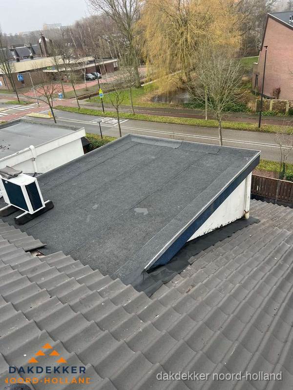 Plat dak met bitumen isolatie en dakbedekking in Noord-Holland