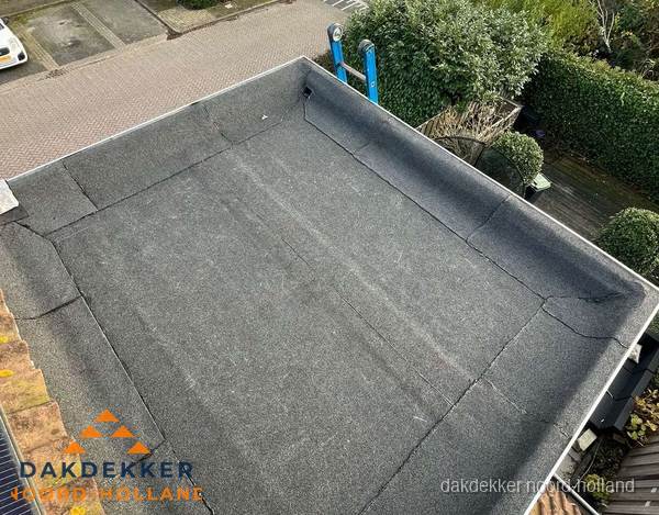 Gerenoveerd plat dak met nieuwe bitumen dakbedekking in Noord-Holland Gerenoveerd plat dak met nieuwe bitumen dakbedekking in Noord-Holland
