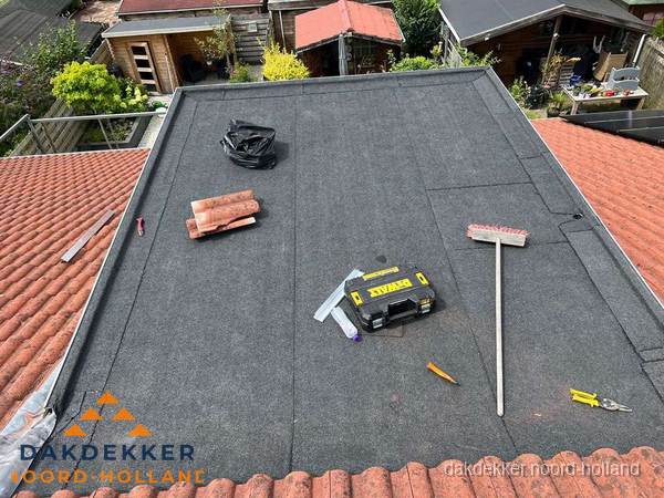Gereedschap op nieuw plat dak na renovatie in Noord-Holland