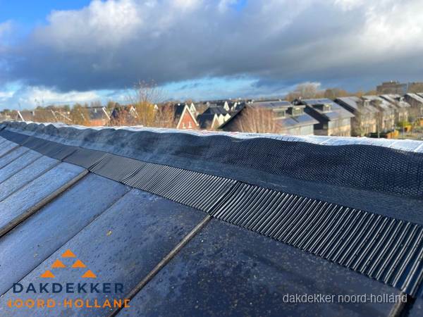 Dakisolatie bij de nok met ventilatieprofiel op schuin dak in Noord-Holland