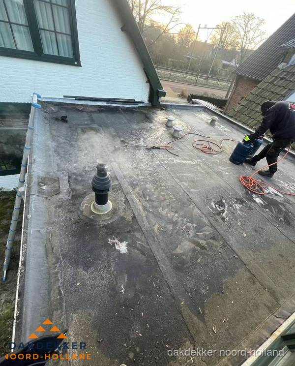Dakdekker verhelpt daklekkage op plat dak in Noord-Holland