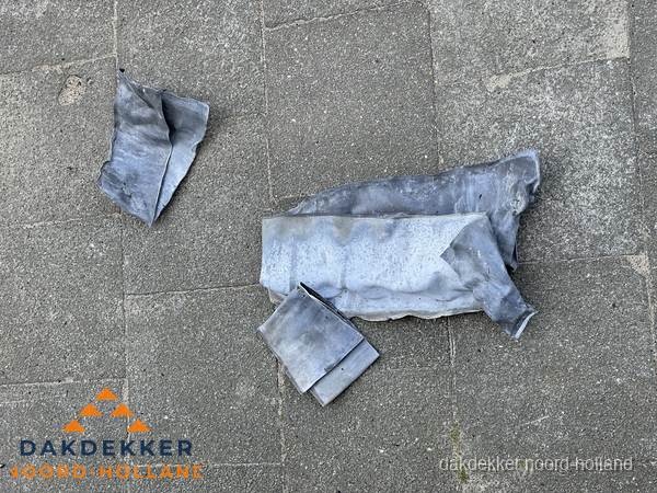 Oude verwijderde loodslabben na vervanging in Noord-Holland