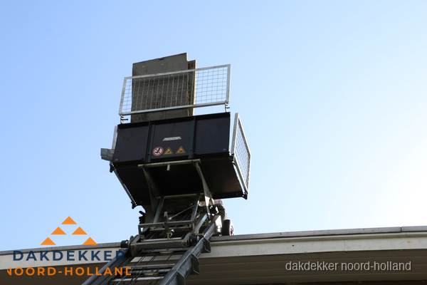 Dakdekkerslift voor materiaal transport bij dakwerkzaamheden in Noord-Holland