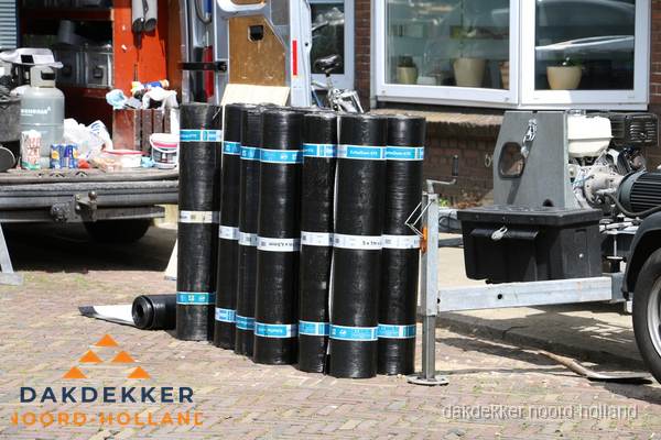 Rollen bitumen dakbedekking klaar voor daklekkage reparatie in Noord-Holland
