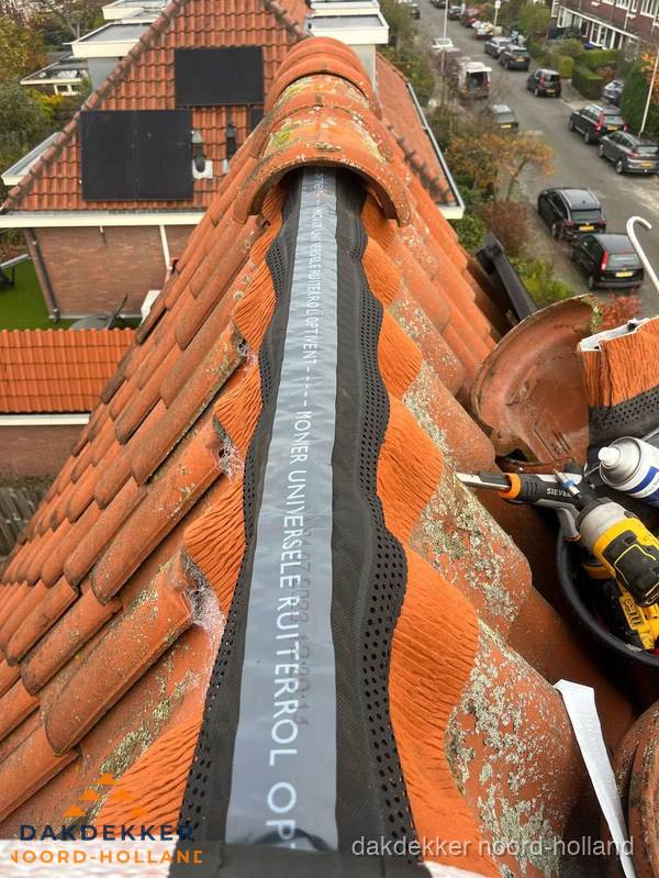 Dakdekker vervangt nokvorst met ruiterrol op pannendak in Noord-Holland