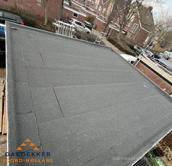 Nieuwe bitumen dakbedekking op plat dak van garage in Noord-Holland Nieuwe bitumen dakbedekking op plat dak van garage in Noord-Holland