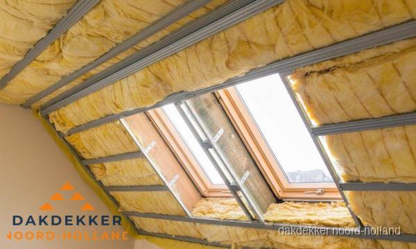 Schuin dak isoleren met glaswol bij dakraam in Noord-Holland Schuin dak isoleren met glaswol bij dakraam in Noord-Holland