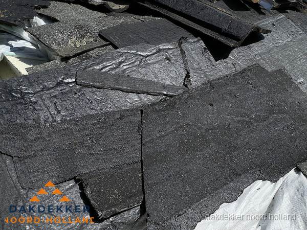 Verwijderd oud bitumen dakleer klaar voor vervanging in Noord-Holland Verwijderd oud bitumen dakleer klaar voor vervanging in Noord-Holland