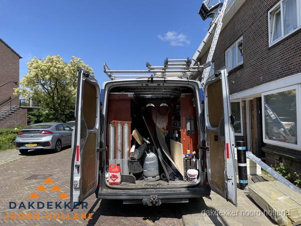 Spoed dakdekker bus met gereedschap en ladder bij woning in Noord-Holland