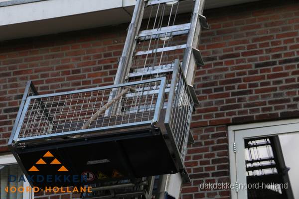Ladderlift met dakpannen voor dakpan reparatie in Noord-Holland