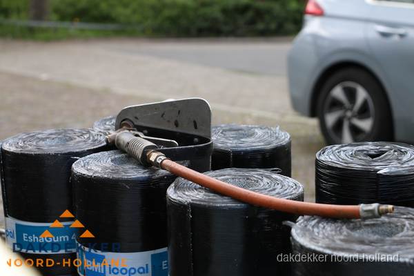 Rollen bitumen dakbedekking EshaGum klaar voor installatie in Noord-Holland Rollen bitumen dakbedekking EshaGum klaar voor installatie in Noord-Holland