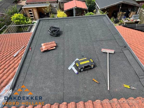 Nieuw plat dak met bitumen dakbedekking in Noord-Holland