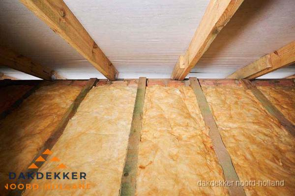 Dakisolatie met glaswol tussen dakspanten in Noord-Holland Dakisolatie met glaswol tussen dakspanten in Noord-Holland