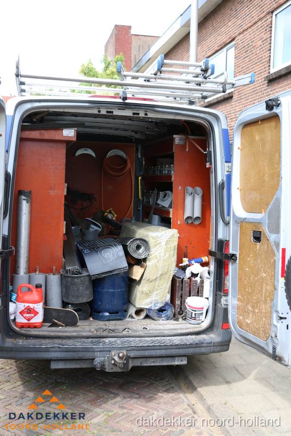 Bedrijfsbus van dakdekker met gereedschap en materialen in Noord-Holland