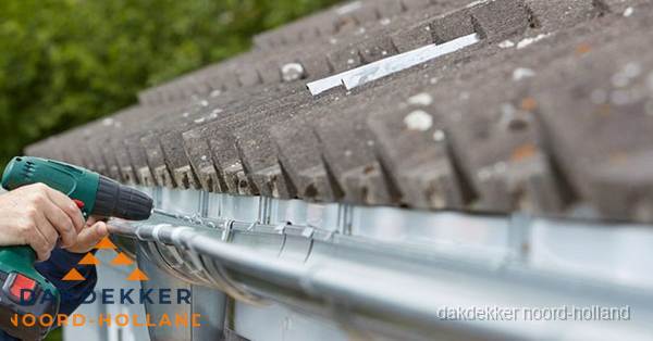 Dakgoot repareren met accuboormachine in Noord-Holland