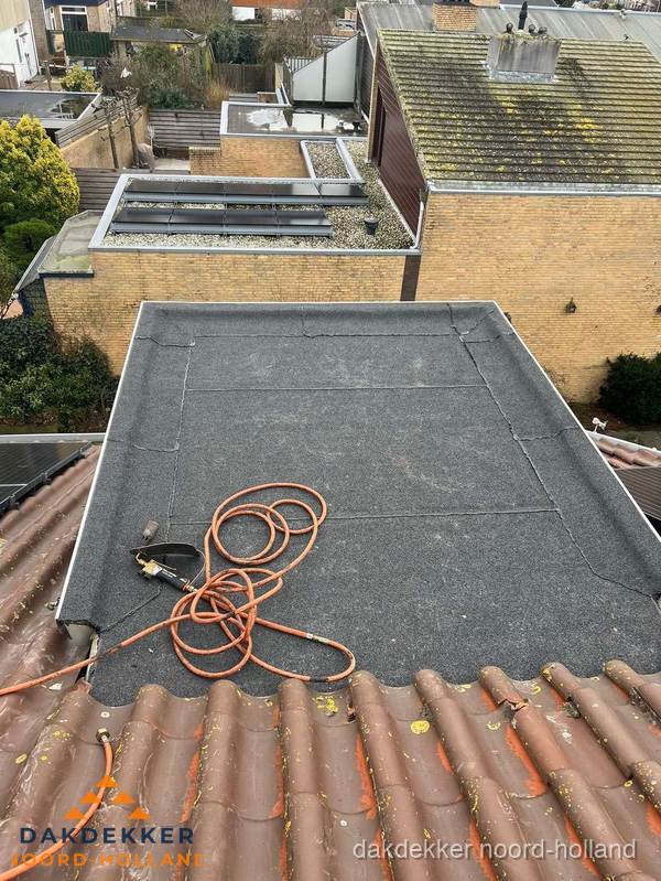 Reparatie aansluiting plat dak en schuin dak in Noord-Holland