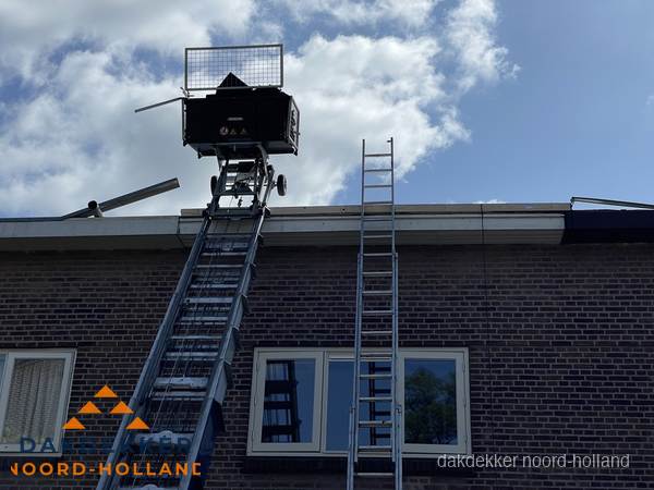 Ladderlift en ladder bij woning voor dakinspectie in Noord-Holland