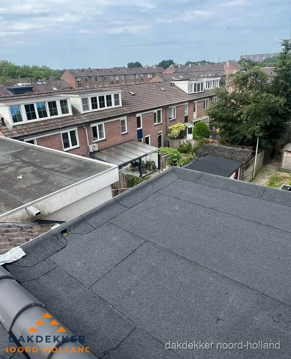 Vernieuwd plat dak met bitumen in woonwijk in Noord-Holland Vernieuwd plat dak met bitumen in woonwijk in Noord-Holland