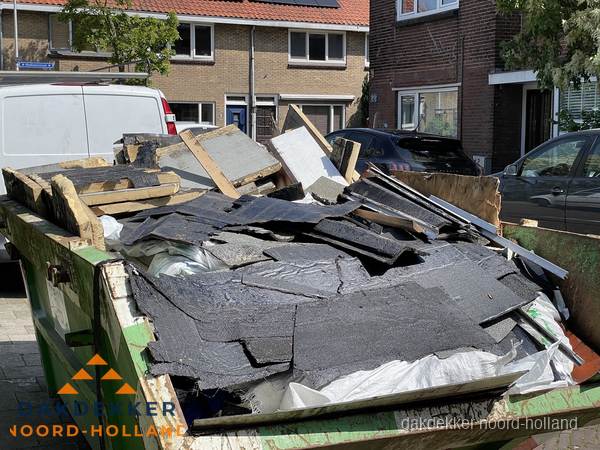 Afvalcontainer met gesloopt dakmateriaal tijdens dakkapel renovatie in Noord-Holland